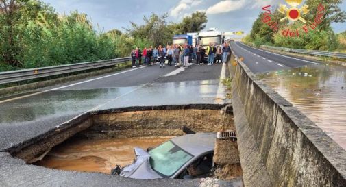 Maltempo nel weekend, auto inghiottita da un cratere sulla statale