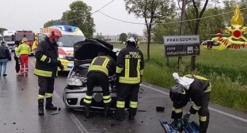 Violento frontale, feriti due automobilisti: uno ricoverato con l'elicottero