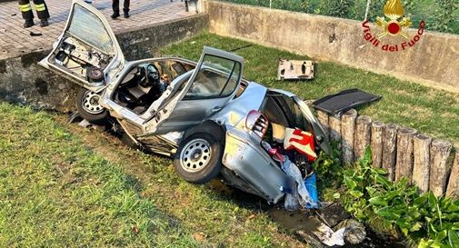 Auto finisce in fossato e contro un muro, due le vittime