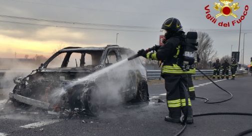 Auto in fiamme in autostrada