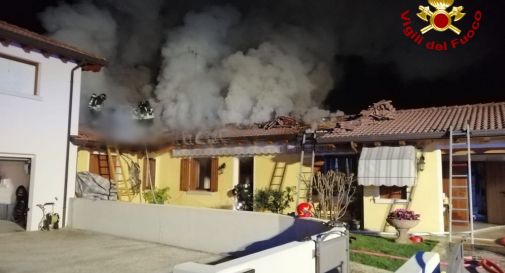 A fuoco il tetto della villetta