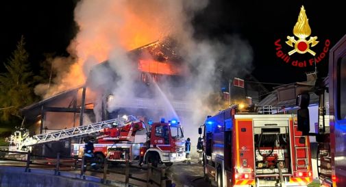 Abitazione distrutta da un incendio: l'allarme nella notte