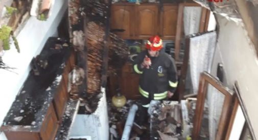 Il tetto crolla durante l'incendio, tragedia sfiorata