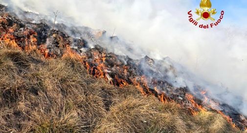 Allarme per un incendio boschivo alle pendici dell'altopiano