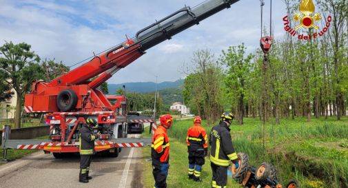 Finisce col trattore nel canale e muore