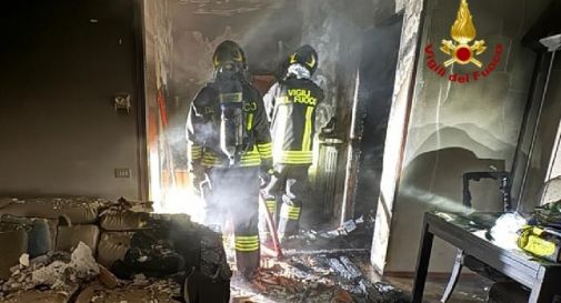 Incendio improvviso in casa, feriti due inquilini 
