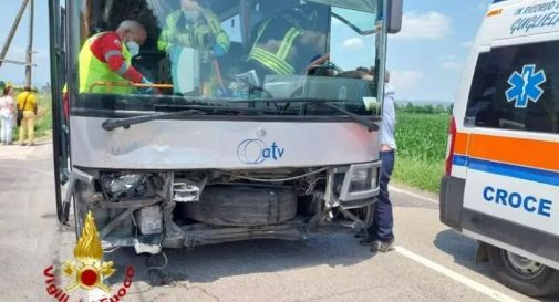 Bus esce di strada, una vittima e sei feriti