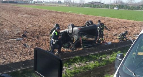 Auto si cappotta lungo la Postumia a Vedelago