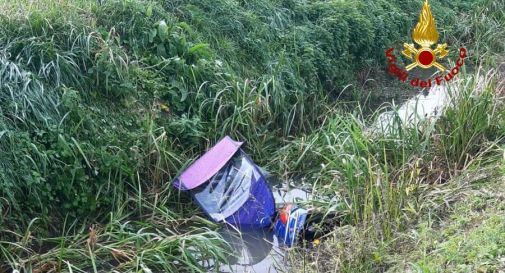 Finisce con una carrozzina nel canale di scolo