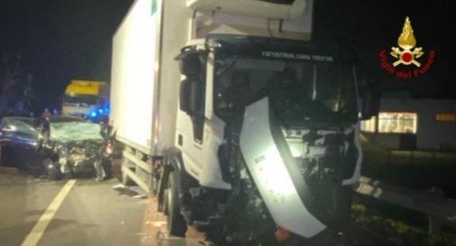 Tamponamento auto-camion, morta una donna 