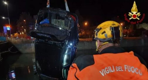 Auto sbanda e finisce nel canale, tre giovani perdono la vita