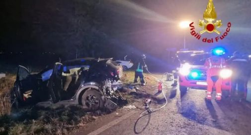 Schianto violentissimo tra due auto: due i feriti, uno è grave