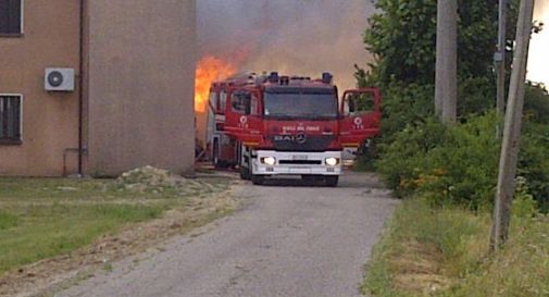 Furioso incendio in deposito agricolo