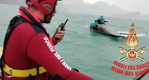 Arriva il temporale, la salvano mentre è in mezzo al lago col windsurf