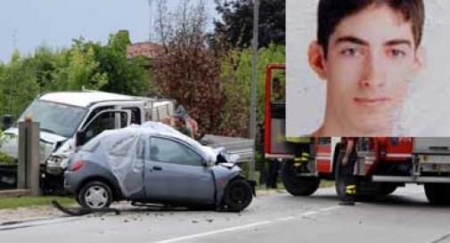 19ENNE MUORE SCHIANTANDOSI CONTRO UN CAMION