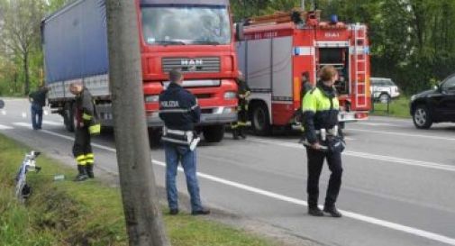 GRAVISSIMO CICLISTA TRAVOLTO DA UN CAMION 