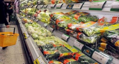 Rifiuti, plastica non necessaria in quasi metà alimentari supermercati.