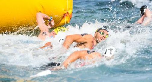 Coppa del Mondo di Nuoto in acque libere, il francese Olivier e la brasiliana Cunha vincono la 10 km a Golfo Aranci.